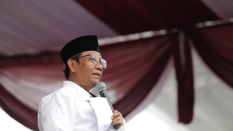 Mahfud Md Menggunakan Hak Pilihnya di Tempat Pemungutan Suara Maguwoharjo Yogyakarta saat Pilpres 2024