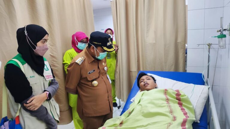Pj Wali Kota Tangerang Nurdin Kunjungi Korban Keracunan Gas Pabrik Es untuk Memastikan Warga Mendapatkan Perawatan