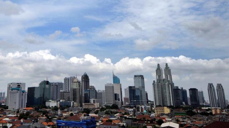 Cuaca DKI Jakarta Hari Ini Minggu 4 Februari 2024 : Pagi Cerah, Siang Hujan Ringan