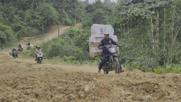 Petugas Berjuang Mengantarkan Logistik Pemilu ke Desa Terpencil di Bogor Melintasi Banten