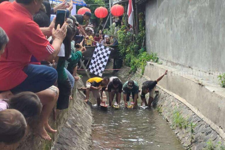 Warga Pakunden Kediri Mengadakan Lomba Balap Perahu dalam Kampanye Jaga Kebersihan Sungai