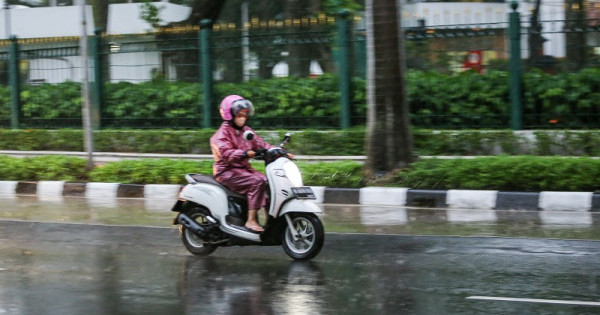 Cara Agar Bikers Terhindar dari Risiko Celaka saat Intensitas Hujan Tinggi