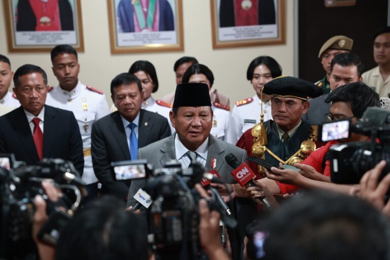 Pekerja Keras dan Cerdas akan Bertahan di Tengah Tantangan Zaman: Menhan Prabowo Subianto di Wisuda Unhan