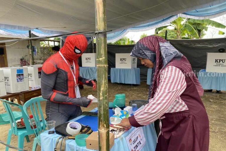 Membuat Ibu-Ibu KPPS di Sugihwaras Tuban Merinding dengan Mengenakan Baju Spiderman