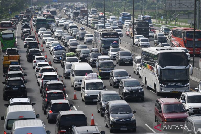 Kemacetan saat arus balik Lebaran di Tol Jakarta-Cikampek disebabkan oleh kendaraan pemudik