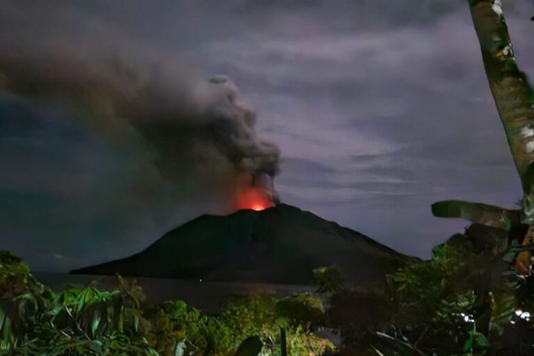 Evakuasi 838 Warga Menuju Tagulandang Setelah Gunung Ruang Meletus