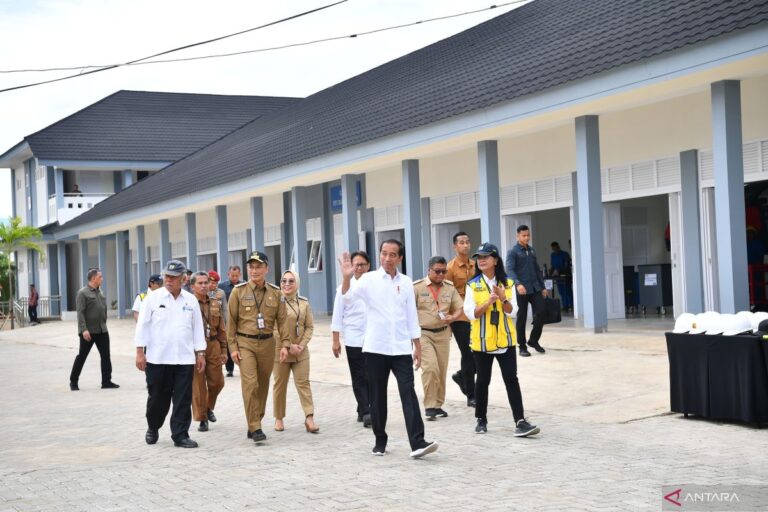 Presiden Memeriksa Fasilitas di SMK 1 Rangas yang Terdampak Gempa