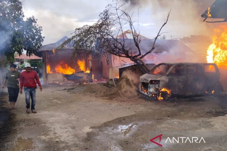 Aceh Besar: Lima Rumah dan Satu Mobil Dilalap Api