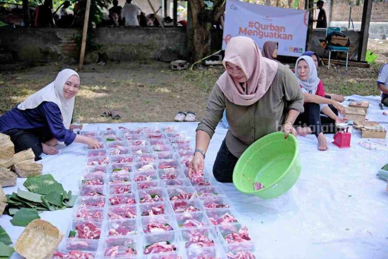 LMI Memberikan 500 Paket Daging Kurban kepada Daerah Kurang Mampu di Kediri