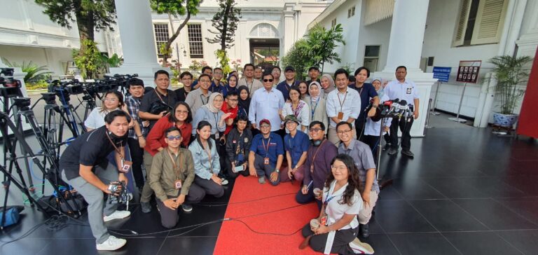 Momen Kebersamaan Wartawan Istana Berfoto Bersama Prabowo Subianto yang Mengenakan Kacamata Hitam