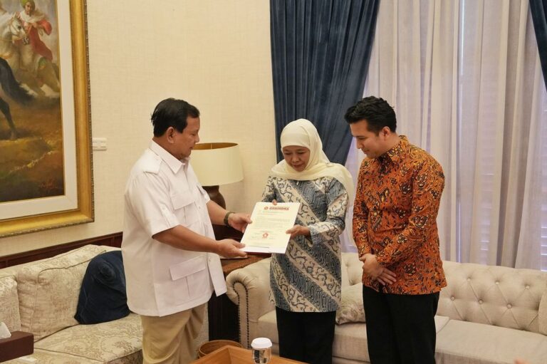 Prabowo Subianto Hands Over Endorsement Letter for Gubernatorial Candidate in East Java