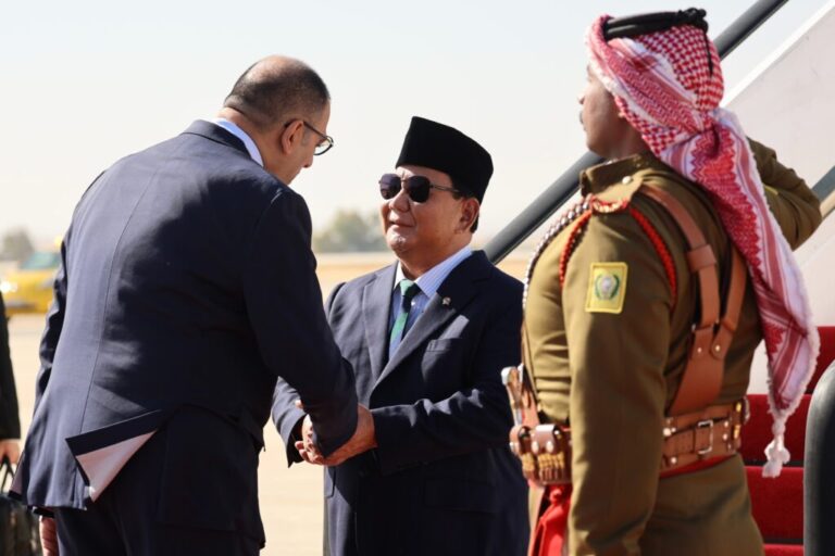 Prabowo Subianto Arrives in Jordan, Greeted by High-Level Officials and Honor Guard