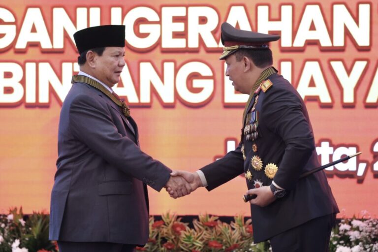 Prabowo Subianto Menerima Penghormatan Bintang Bhayangkara Utama dari Kepala Kepolisian Indonesia