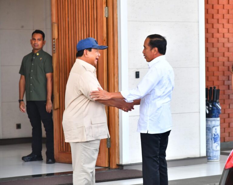 Prabowo Subianto Dekat dengan Jokowi di Halim, memberikan Ucapan Selamat Ulang Tahun secara Langsung