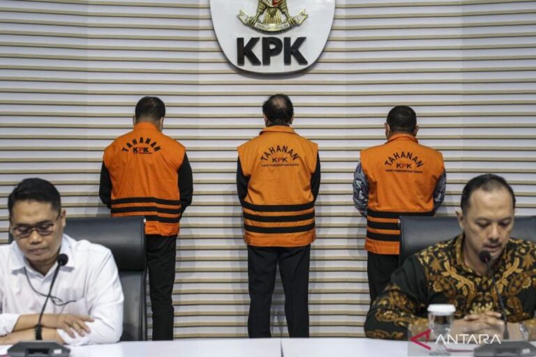 KPK melakukan penahanan terhadap tersangka kasus korupsi di Basarnas