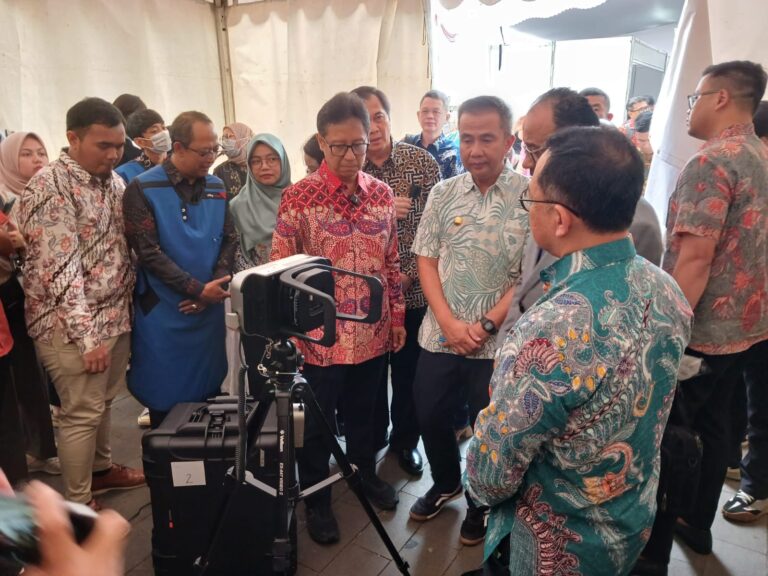 Menteri Kesehatan Meluncurkan Pendeteksi TBC Portable X-Ray untuk Meningkatkan Kesehatan Negeri.