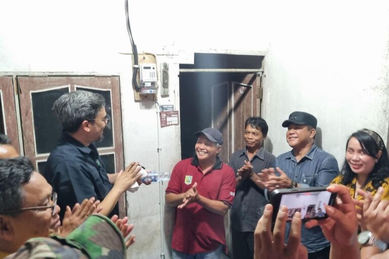 PLN Kalbar sukses menyalurkan listrik ke 100 persen desa di Kabupaten Sanggau.