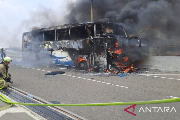 Bus Pariwisata Terbakar di Ruas Tol Becakayu