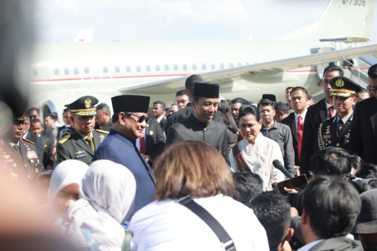 Prabowo Subianto accompanies Jokowi to Halim and wishes him the best for the future.