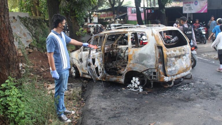 Tersangka Perusakan dan Pembakaran Mobil Polisi di Depok Diringkus
