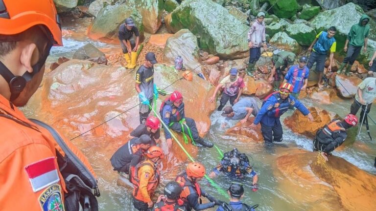 Evakuasi Pria Terjepit Batu dan Pohon di Bogor: Berita Terbaru